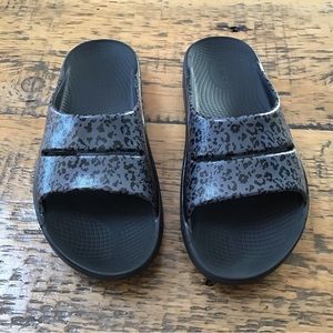 Oofos Ooahh Gray Leopard Slides Size 40 Men - 7 Women - 9